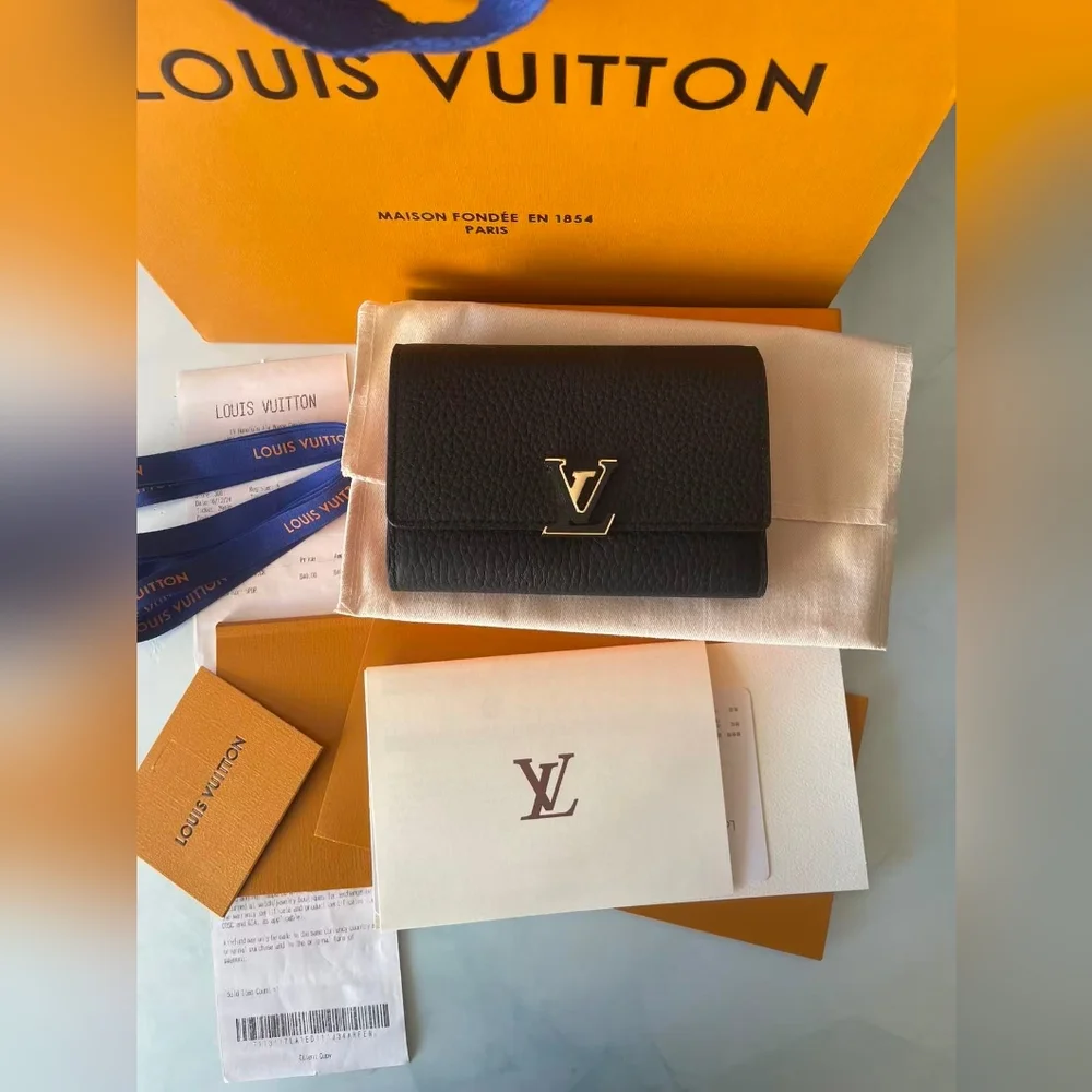Louis Vuitton Capucines Compact Wallet - Picture 2 of 13